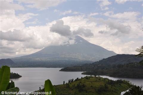 Scorcio sul lago Burera e sul vulcano Muhabura