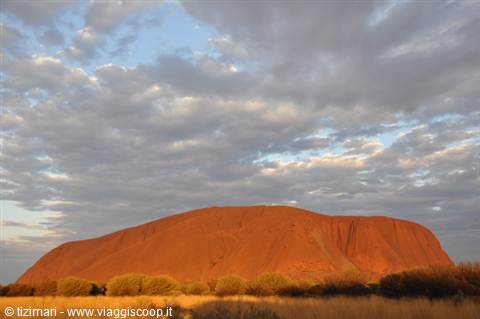 Uluru all'alba