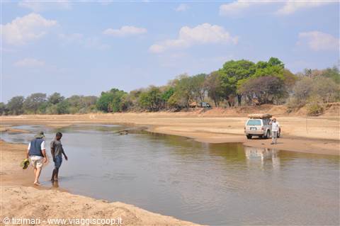 Guado del fiume Lwangwa a Chifunda