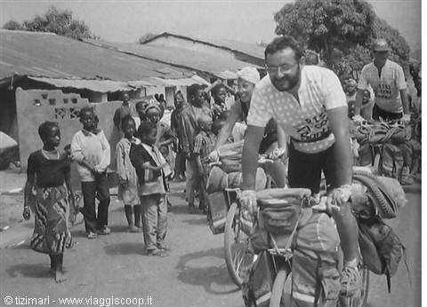 attraversando il villaggio di Milimou