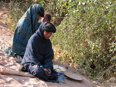 Le donne tuareg si occupano dei cammelli e del bestiame