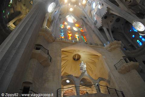Interno della Sagrada Familia