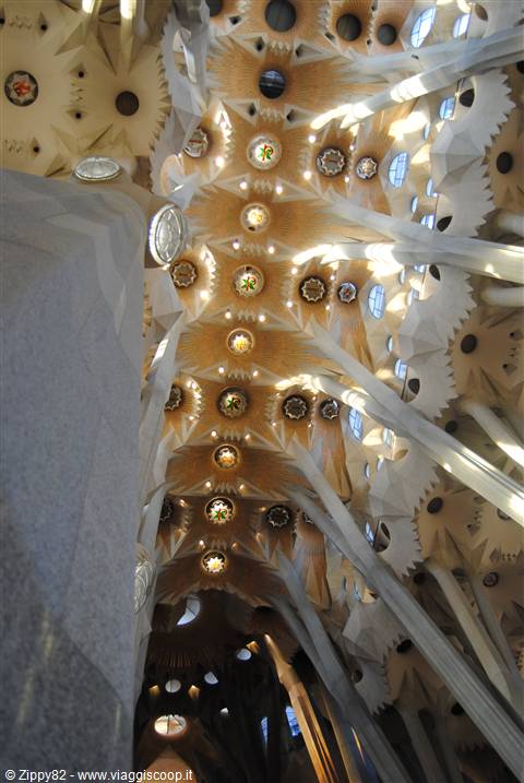 Interno della Sagrada Familia