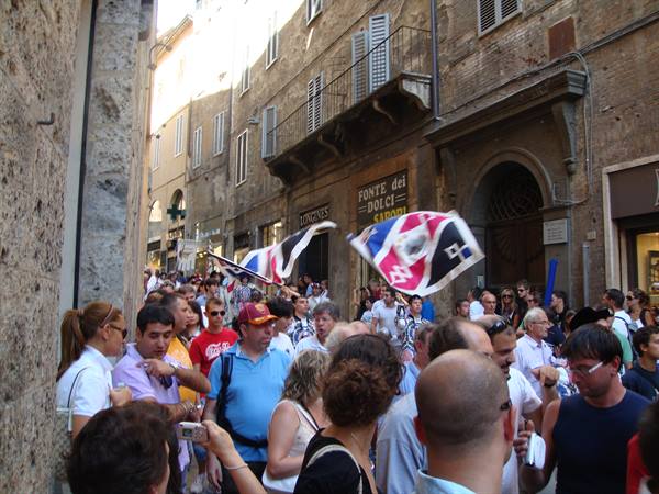 Arriva la contrada dell'Istrice