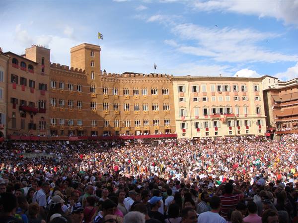 La piazza si riempe
