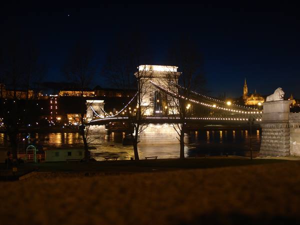 Il ponte delle catene by night