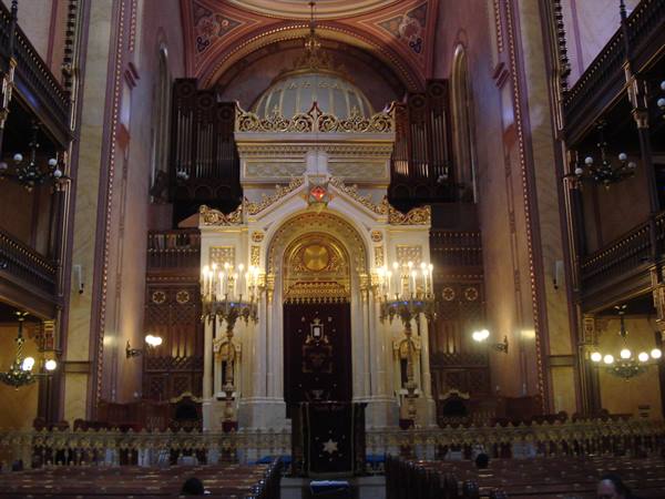 L'interno della sinagoga