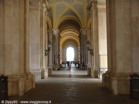 Il colonnato di ingresso