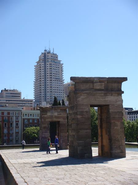 Il tempio di Debod controllata dalla "Giraffa" in Plaza de Espana