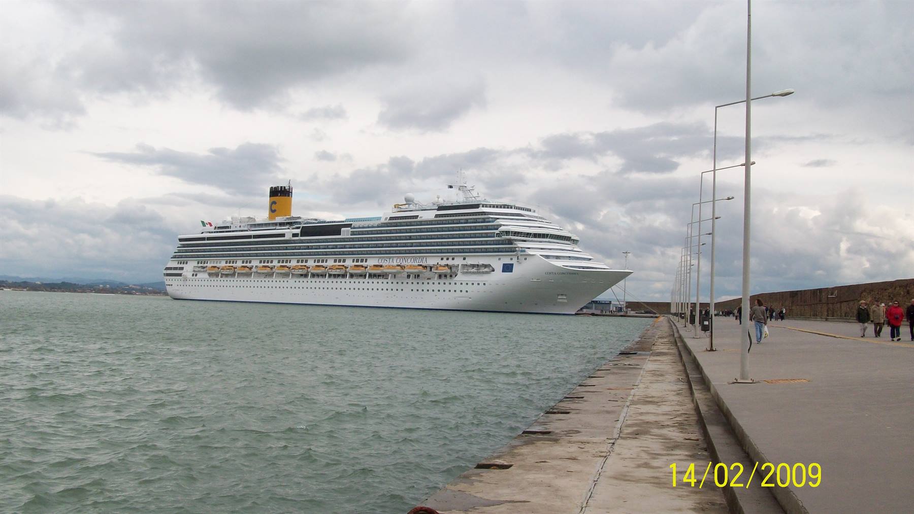 La nave al porto di Katacolon