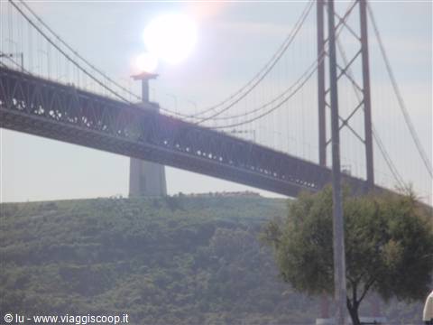 ponte 25 aprile e statua delcristo re