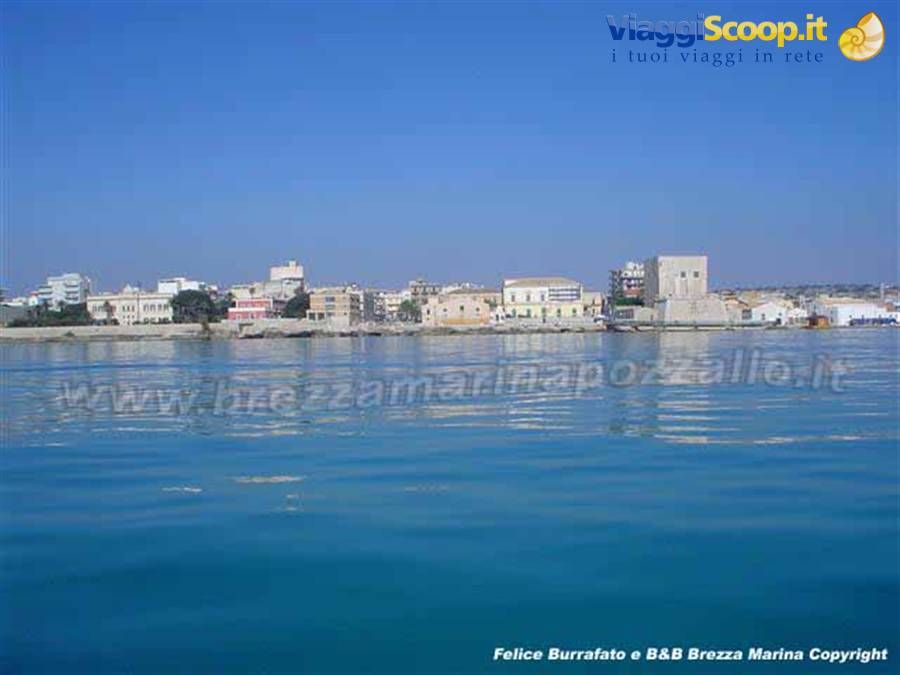 POZZALLO - Torre Cabrera (Pozzallo vista dal mare)