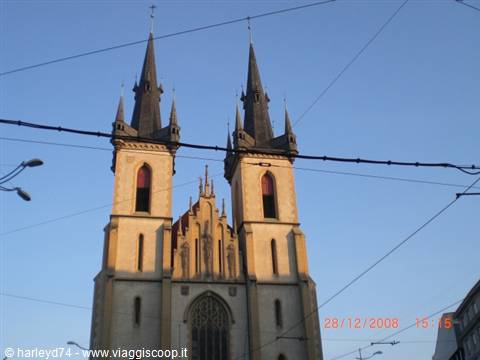 chiesa gotica vicino Vltavska metro