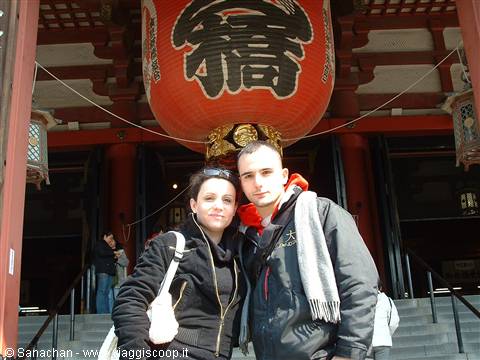 sotto la grande lanterna del Senso-ji