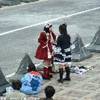 che simpatiche ragazze...quella seduta era vestita da Stich... GIAPPONE 