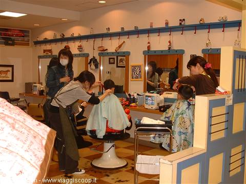 coiffeur per bimbi...guardavano doraemon seduti su macchinette