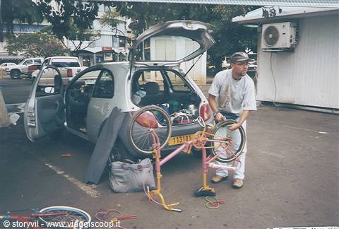 La ford KA e il montaggio delle bici graziella portate dall'Italia