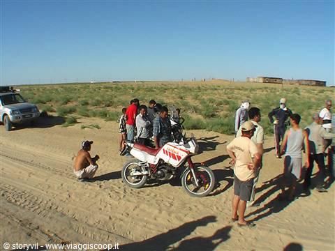 a caricare le moto sul 4x4