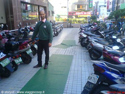 Ma come mai cosi tanti motorini qui a Taipei???