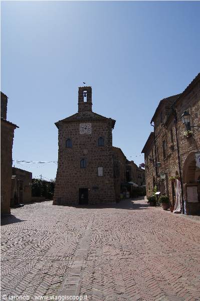 Sovana piazza