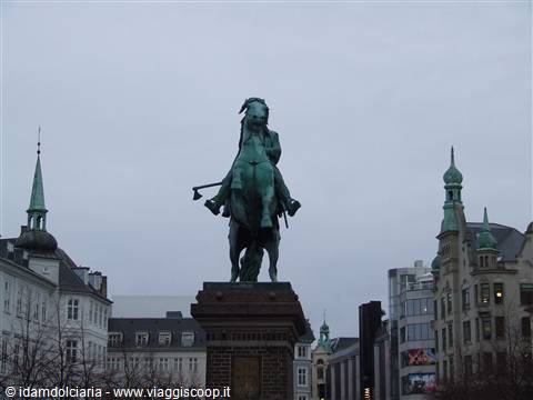 COPENHAGEN - La Statua equestre di Re Absalon,fondatore della Città