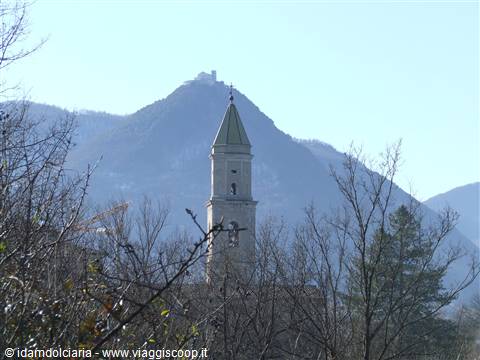 MONTELLA- Il campanile del Convento di S.Francesco e,sullo sfondo,il Santuario del S.S.Salvatore