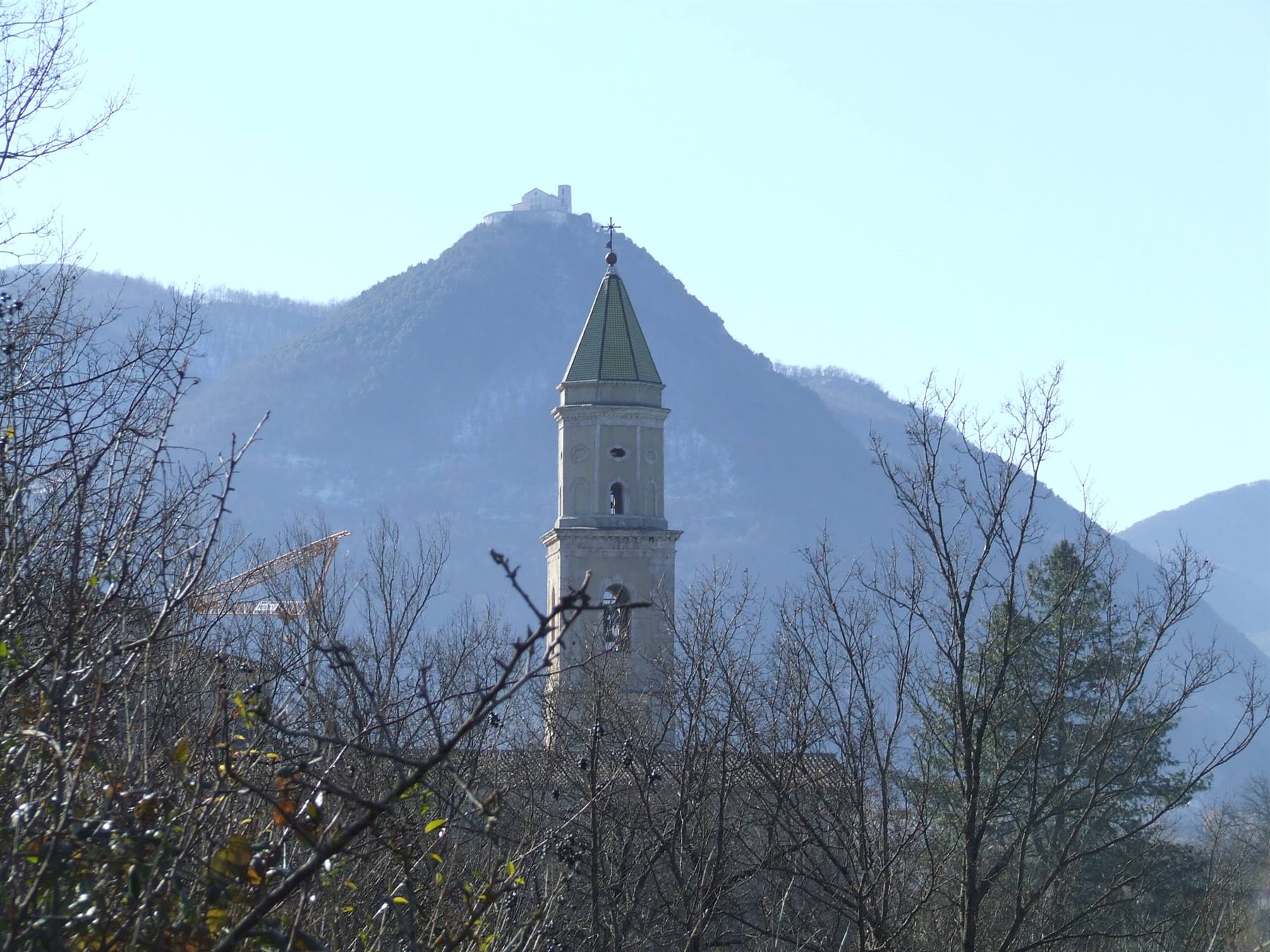 MONTELLA- Il campanile del Convento di S.Francesco e,sullo sfondo,il Santuario del S.S.Salvatore