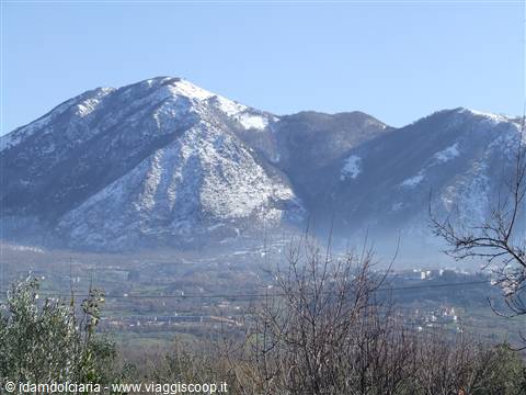 MONTELLA - Monte innevato domina il borgo di Bagnoli Irpino