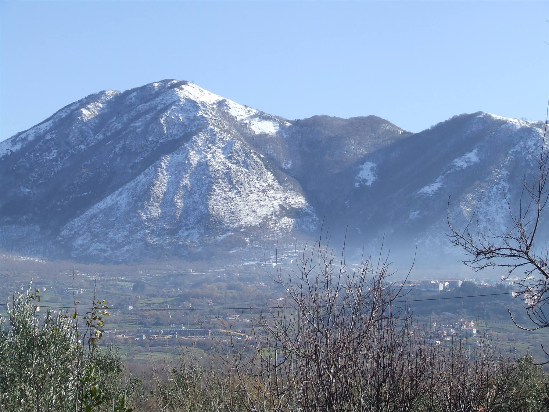 MONTELLA - Monte innevato domina il borgo di Bagnoli Irpino