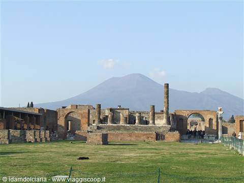 POMPEI - Il Foro e,sullo sfondo,il Vesuvio