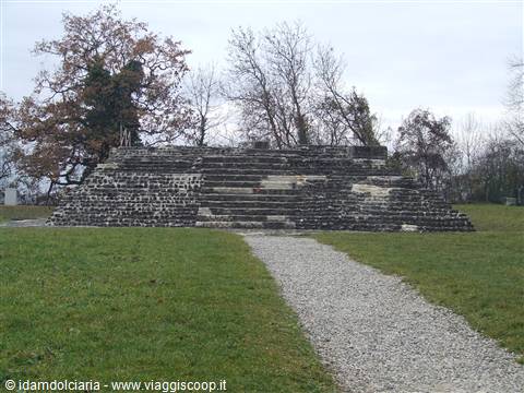 AUGUSTA RAULICA - Base di un tempio Romano
