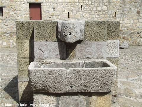 LAGOPESOLE - Castello federiciano :fontana