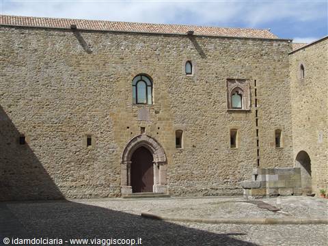 LAGOPESOLE - Castello federiciano