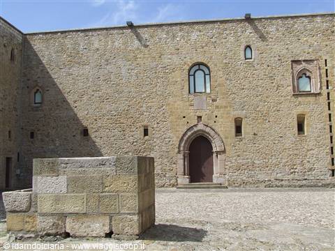 LAGOPESOLE - Castello federiciano