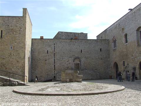 LAGOPESOLE - Castello federiciano