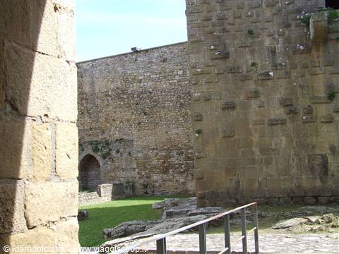 LAGOPESOLE - Castello federiciano