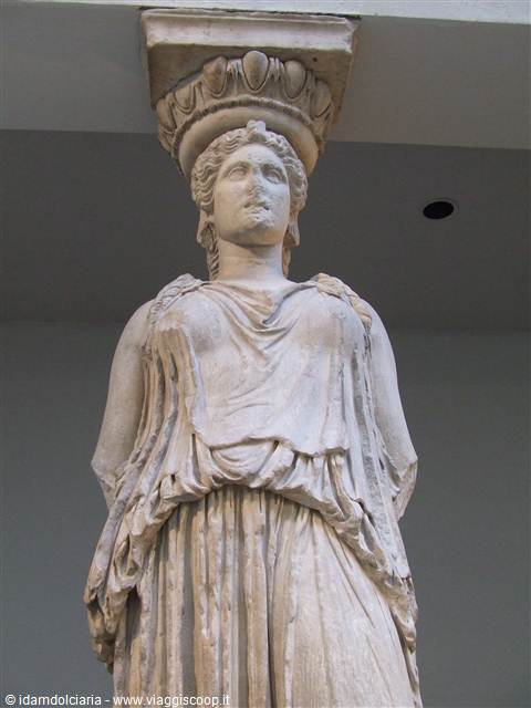 LONDRA - British Museum : Cariatide della Loggia dell'Eretteo al Partenone