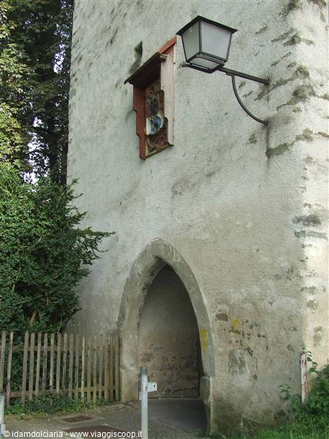 LUCERNA - Accesso al Castello