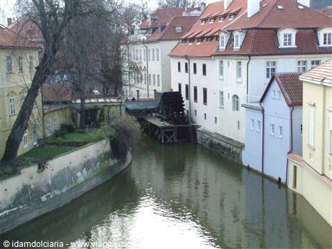 Suggestivo canale e vecchio mulino nel quartiere di Malastrana