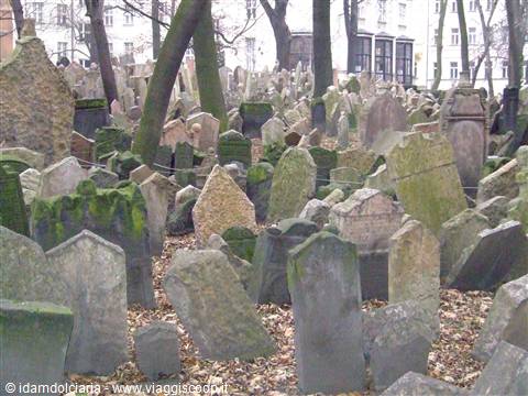 Lapidi ammassate nel Cimitero Ebraico a Praga