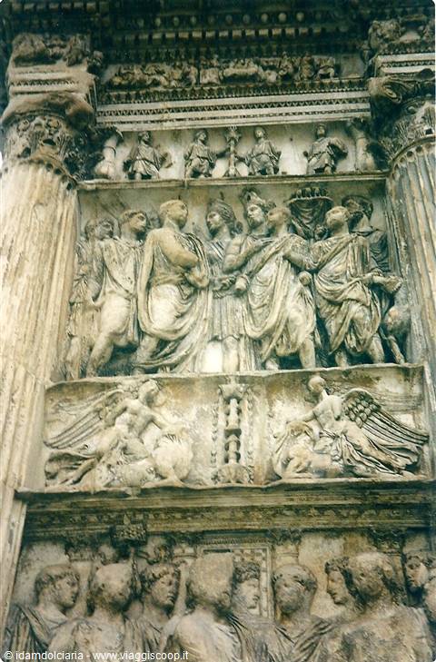 BENEVENTO - Particolare dell'Arco di Traiano