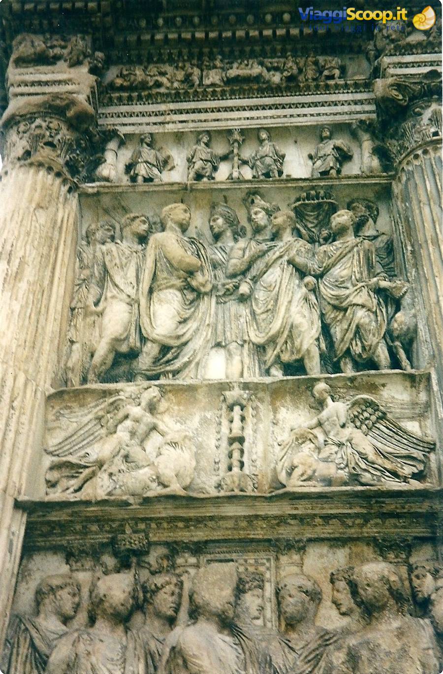 BENEVENTO - Particolare dell'Arco di Traiano