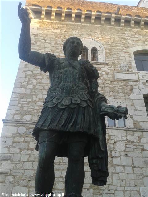 BENEVENTO - Monumento a Traiano