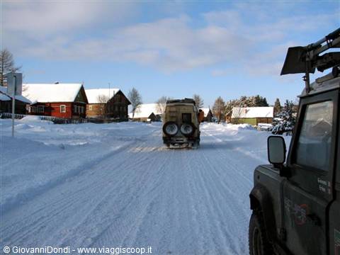 Attraversiamo piccoli villaggi di legno della Karelia