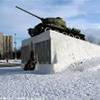 Un carro armato campeggia nella piazza principale di Kandalaksha RUSSIA 