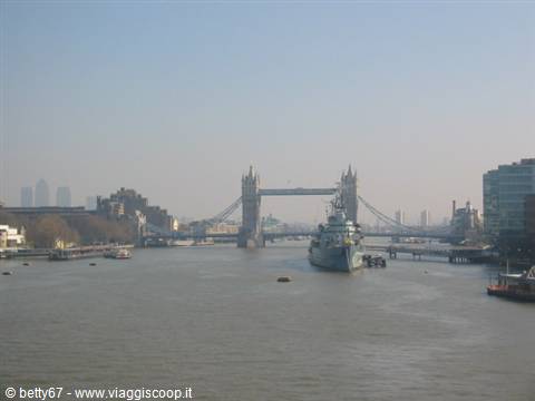 tower bridge sullo sfondo del tamigi