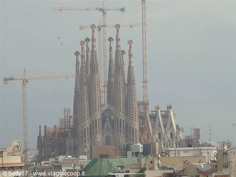 sagrada familia sullo sfondo di barcellona