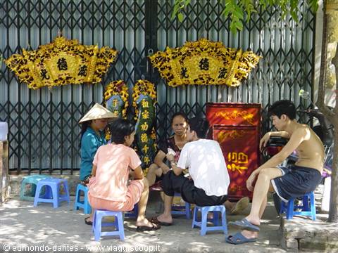 Venditori in strada ad Hanoi