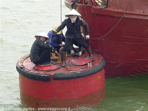 Lavoratori su una boa nella baia di Halong