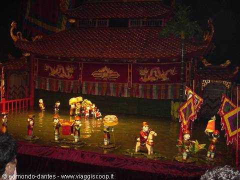 Il teatro delle marionette nell'acqua